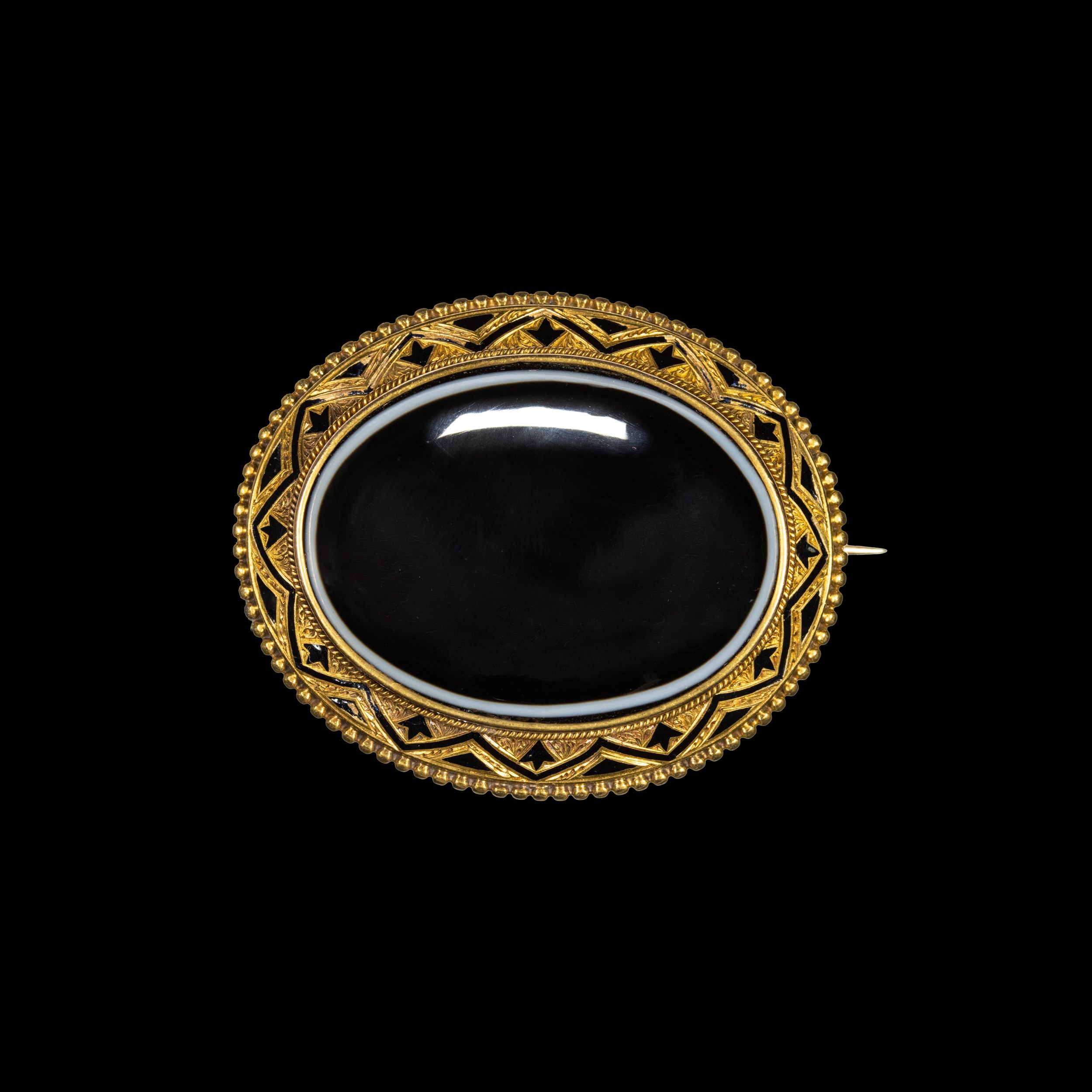 Elegant Victorian mourning gold and enamel brooch with central agate.